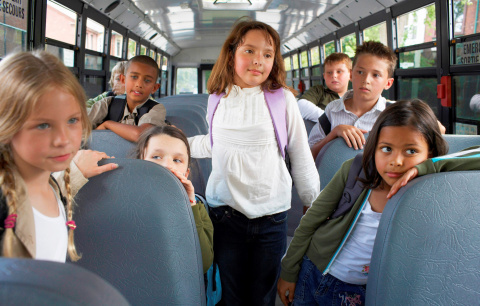Enfants dans un autocar scolaire